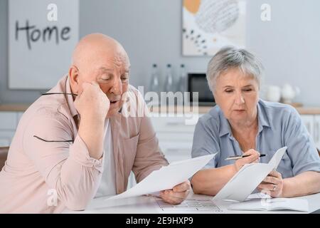 Ha sottolineato la coppia anziana nel debito in casa Foto Stock