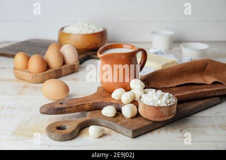 Diversi prodotti lattiero-caseari su sfondo di legno Foto Stock