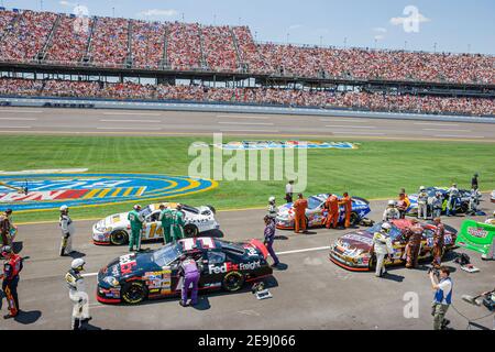 Alabama Talladega Superspeedway Aaron's 499 NASCAR Nextel Cup Series, corse di stock car Pit Road piloti equipaggi auto, preparazione pre-gara preparazione fan Foto Stock