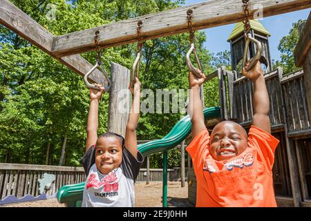 Alabama Alexander City Charles Bailey Sportplex, parco giochi per bambini ragazzi neri bambini pendenti oscillanti, Foto Stock