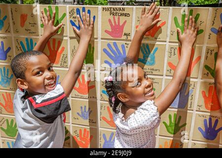 Alabama Alexander City Charles Bailey Sportplex, parco giochi per bambini Black boy girl kids handprints, Foto Stock