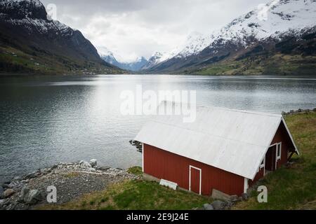 Olden e Grensevarden montagna attraverso Oldebugta, Norvegia. Foto Stock