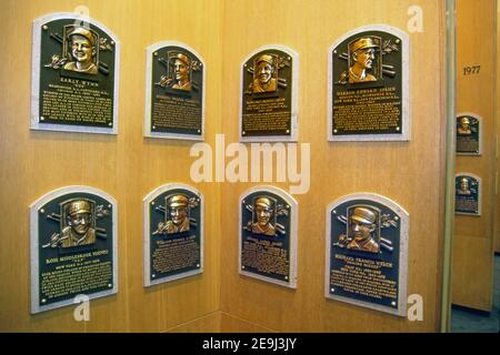 Targhe che commemorano l'induzione nella National Baseball Hall of Fame a Cooperstown, New York Foto Stock