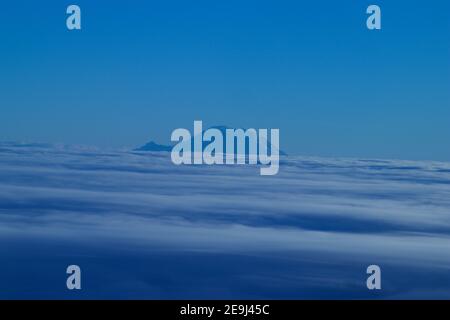 Monte Rainier emergente dalle nuvole, Washington, Stati Uniti Foto Stock