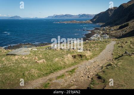 Sentiero sull'isola di Runde, che guarda verso Flø, Norvegia. Foto Stock