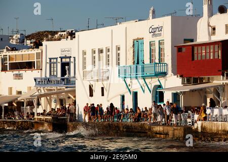 Mykonos, Grecia persone seduti e cenare in bar e ristoranti lungo il lungomare di Little Venice nella Città Vecchia di Mykonos. Foto Stock