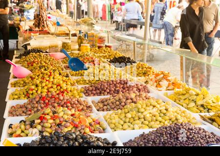 Parigi, Francia Olive a Marche de la Bastille, un grande mercato all'aperto nell'undicesimo arrondissement. Foto Stock