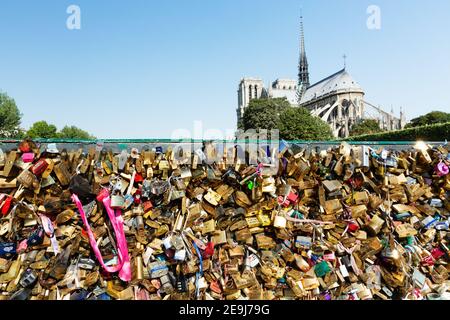 Parigi, Francia Amore serrature su Pont de l'Archeveche. Sweethearts mettere una serratura sul ponte per simboleggiare il loro amore. Foto Stock