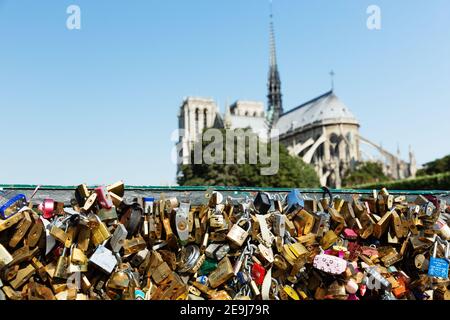 Parigi, Francia Amore serrature su Pont de l'Archeveche. Sweethearts mettere una serratura sul ponte per simboleggiare il loro amore. Foto Stock