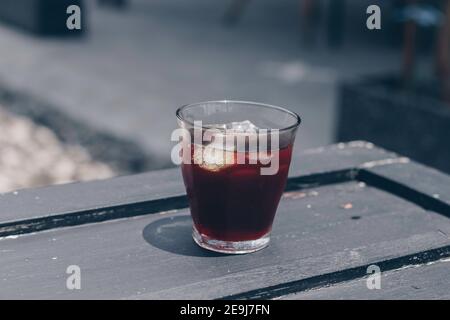 Caffè nero ghiacciato con ghiaccio in un bicchiere. Stile caffè giapponese Foto Stock