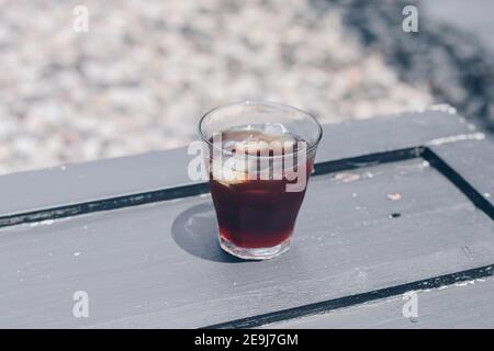 Caffè nero ghiacciato con ghiaccio in un bicchiere. Stile caffè giapponese Foto Stock