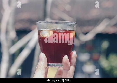 Caffè nero ghiacciato con ghiaccio in un bicchiere. Stile caffè giapponese Foto Stock