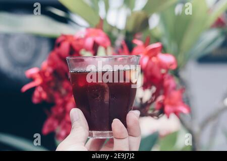 Caffè nero ghiacciato con ghiaccio in un bicchiere. Stile caffè giapponese Foto Stock