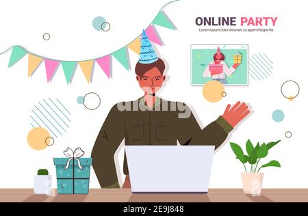 uomo in cappello festivo che celebra la festa di compleanno online durante il video call celebration concetto di riunione virtuale illustrazione vettoriale dello spazio di copia orizzontale Illustrazione Vettoriale
