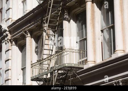 New York City, NY USA la maggior parte di queste facciate in ghisa a SoHo sono state costruite durante un periodo dalla metà alla fine del 1800. Foto Stock