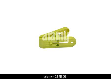 Vista laterale della clip di sospensione in tessuto di plastica gialla a forma triangolare, India Foto Stock