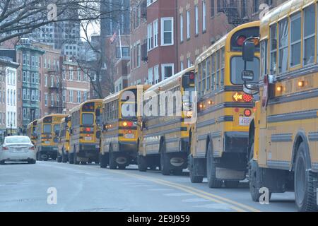 Boston, Massachusetts, Stati Uniti. 29 gennaio 2021. Autobus vuoti della Boston School con motori che si trovano al minimo lungo Hanover Street nel North End durante il Covid-19 Pandemic. Credit: Kenneth Martin/ZUMA Wire/Alamy Live News Foto Stock