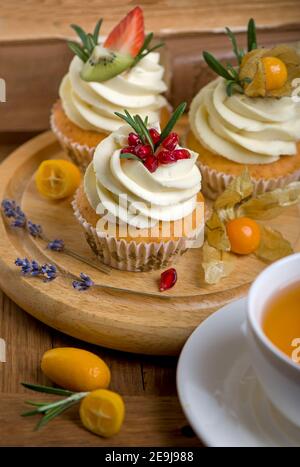 muffin con spezie autunnali tradizionali. Con tazza da tè. Tavolo in marmo bianco, spazio per la copia Foto Stock