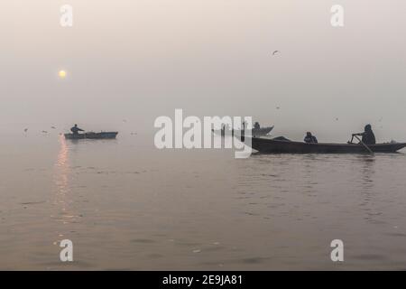 Barche a remi sul fiume Gange all'alba Foto Stock