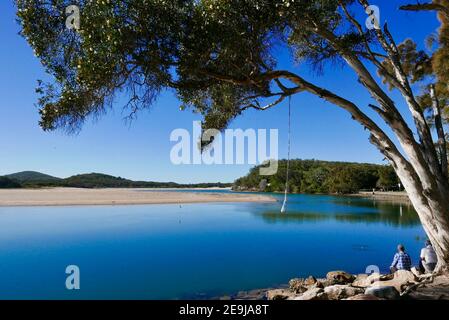 Una bella giornata di sole sulla riva del fiume Foto Stock