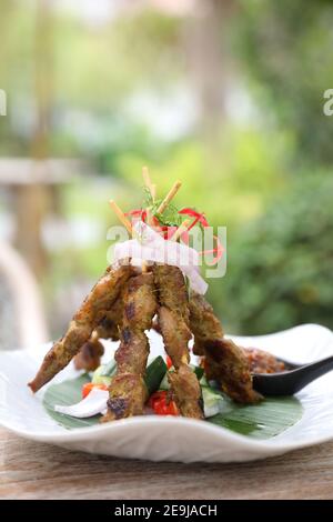 Pollo Satay su tavola marrone scuro cibo di strada antipasto Foto Stock