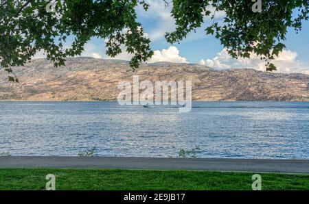 Panoramica del lago Okanagan con una barca e sci d'acqua sull'acqua Foto Stock