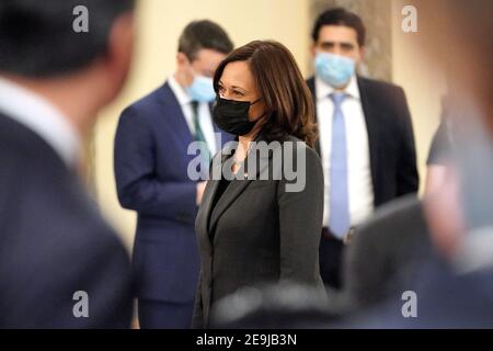 Il Vice Presidente Harris parla al Sen. Patrick Leahy (D-Vt.) dopo aver partecipato a un cerimoniale giurando nella foto op alla Camera del Vecchio Senato presso il Campidoglio degli Stati Uniti a Washington, DC, USA giovedì 4 febbraio 2021. Foto di Greg Nash/piscina/ABACAPRESS.COM Foto Stock