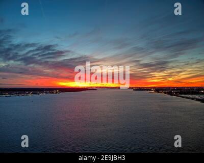 Vista aerea dell'intenso tramonto sul fiume Delaware Foto Stock