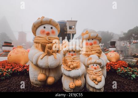 Figure di Snowman alle colline di Ba Na, da Nang, Vietnam Foto Stock