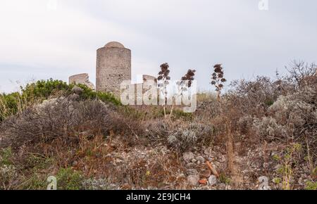 Vecchio mulino in pietra rovinata sulla roccia. Bonifacio, isola di Corsica, Francia Foto Stock