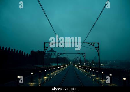 Vista del ponte di ferro Dom Luis i di notte, Porto, Portogallo. Foto Stock