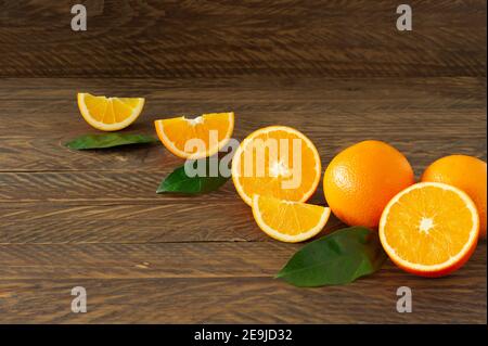 Arance fresche con arance verdi su rustico sfondo di legno con copia di passo. Foto Stock