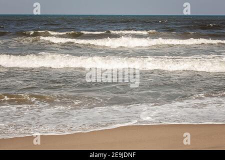 Bella vista delle onde della baia del Bengala lungo Kovalam Beach, Chennai, India Foto Stock
