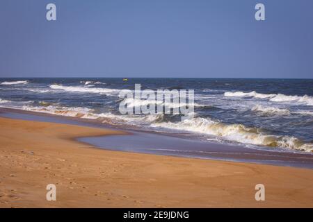 Bella vista delle onde della baia del Bengala lungo Kovalam Beach, Chennai, India Foto Stock
