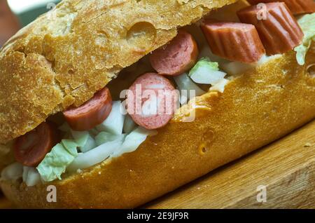 Broodje Rookworst -- salsiccia olandese e Sauerkraut Sandwich, stile venditore di strada Foto Stock