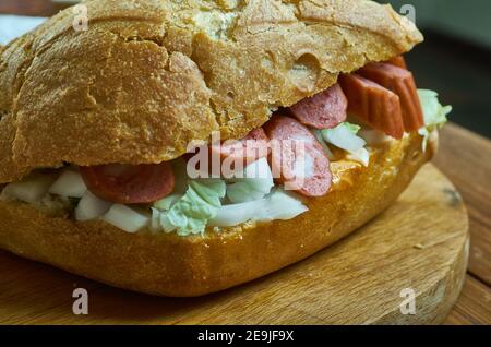 Broodje Rookworst -- salsiccia olandese e Sauerkraut Sandwich, stile venditore di strada Foto Stock