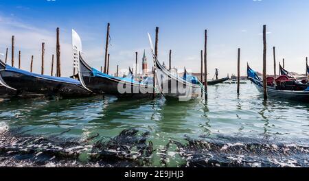 Allineamento delle gondole nella laguna vicino a Piazza San Marco a Venezia, Veneto, Italia Foto Stock