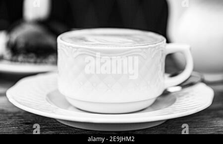 Caffè amorevole. Tazza di cappuccino fresco. Cappuccino in una tazza, latte caldo, caffè delizioso. Tempo di coffe Foto Stock