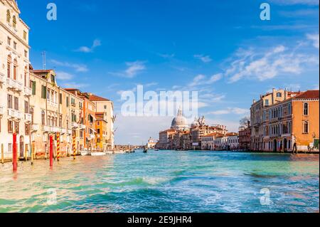 Il Canal Grande e le sue facciate e la Basilica di Santa Maria della Salute sullo sfondo a Venezia in Veneto, Italia Foto Stock