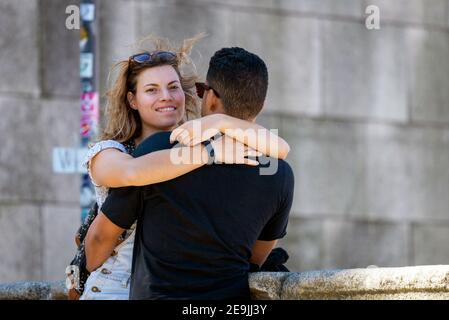 Portogallo, Porto, 06 ottobre 2018: Ritratto di una coppia felice che si aggira per la strada con il sorriso della donna in primo piano. Foto Stock