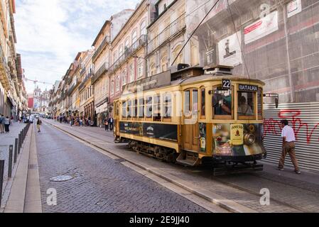 Porto, Portogallo - 06 ottobre 2018: Tram in legno d'epoca nel centro di Porto. I tram tradizionali sbattono attraverso le strette strade che trasportano la gente del posto Foto Stock