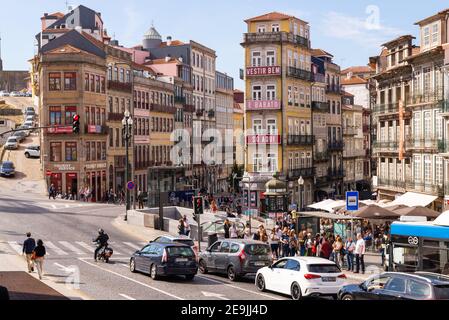 Porto, Portogallo - 06 ottobre 2018: Le persone camminano per le strade del centro della città vicino alla stazione di Sao Bento durante il giorno della città. Foto Stock