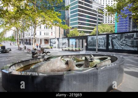 La fontana in bronzo del torrente Tank in Herald Square Circular Quay, Sydney Centro citta', NSW, Australia Foto Stock