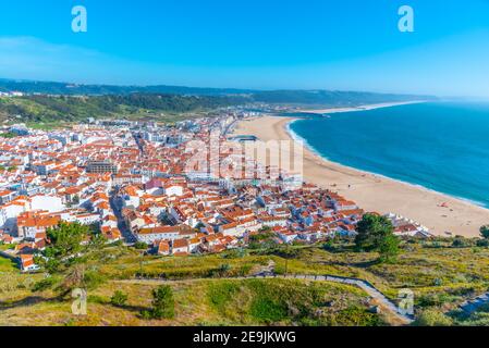 Veduta aerea della cittadina balneare portoghese di Nazare Foto Stock