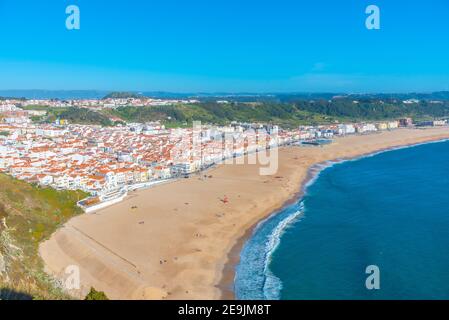 Veduta aerea della cittadina balneare portoghese di Nazare Foto Stock