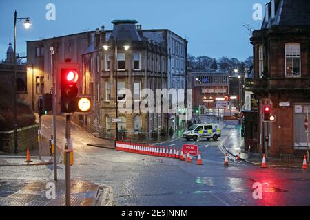 Un cordone di polizia a West George Street a Kilmarnock, dove gli ufficiali continuano a indagare su ciò che la polizia scozzese descrive come un 'grave incidente' nei terreni di un ospedale locale e un altro luogo nella zona. Data immagine: Venerdì 5 febbraio 2021. Foto Stock