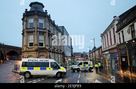 Un cordone di polizia a West George Street a Kilmarnock, dove gli ufficiali continuano a indagare su ciò che la polizia scozzese descrive come un 'grave incidente' nei terreni di un ospedale locale e un altro luogo nella zona. Data immagine: Venerdì 5 febbraio 2021. Foto Stock