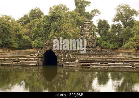 Vista sul fossato dell'antico tempio Khmer di Neak Poan. Costruito su un'isola artificiale circondata da stagni per eliminare i peccati di coloro che a. Foto Stock