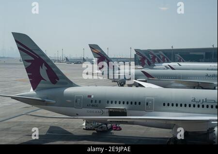 05.06.2019, Doha, Qatar, Asia - aerei passeggeri Qatar Airways all'aeroporto internazionale di Hamad. Qatar Airways è membro dell'alleanza di compagnie aeree one World. Foto Stock