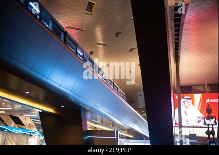 27.06.2019, Doha, Qatar, Asia - Vista interna con treno navetta all'interno della sala partenze del nuovo Aeroporto Internazionale di Hamad. Foto Stock